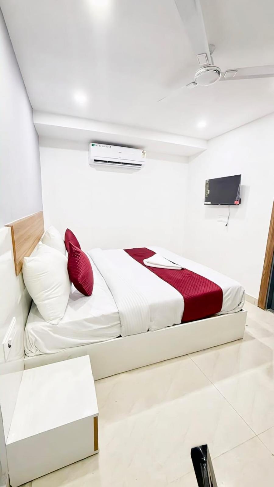 Modern Town Hotel Ню Делхи Екстериор снимка
