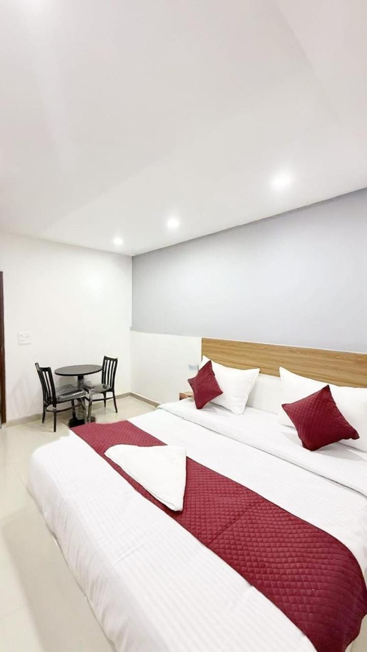 Modern Town Hotel Ню Делхи Екстериор снимка