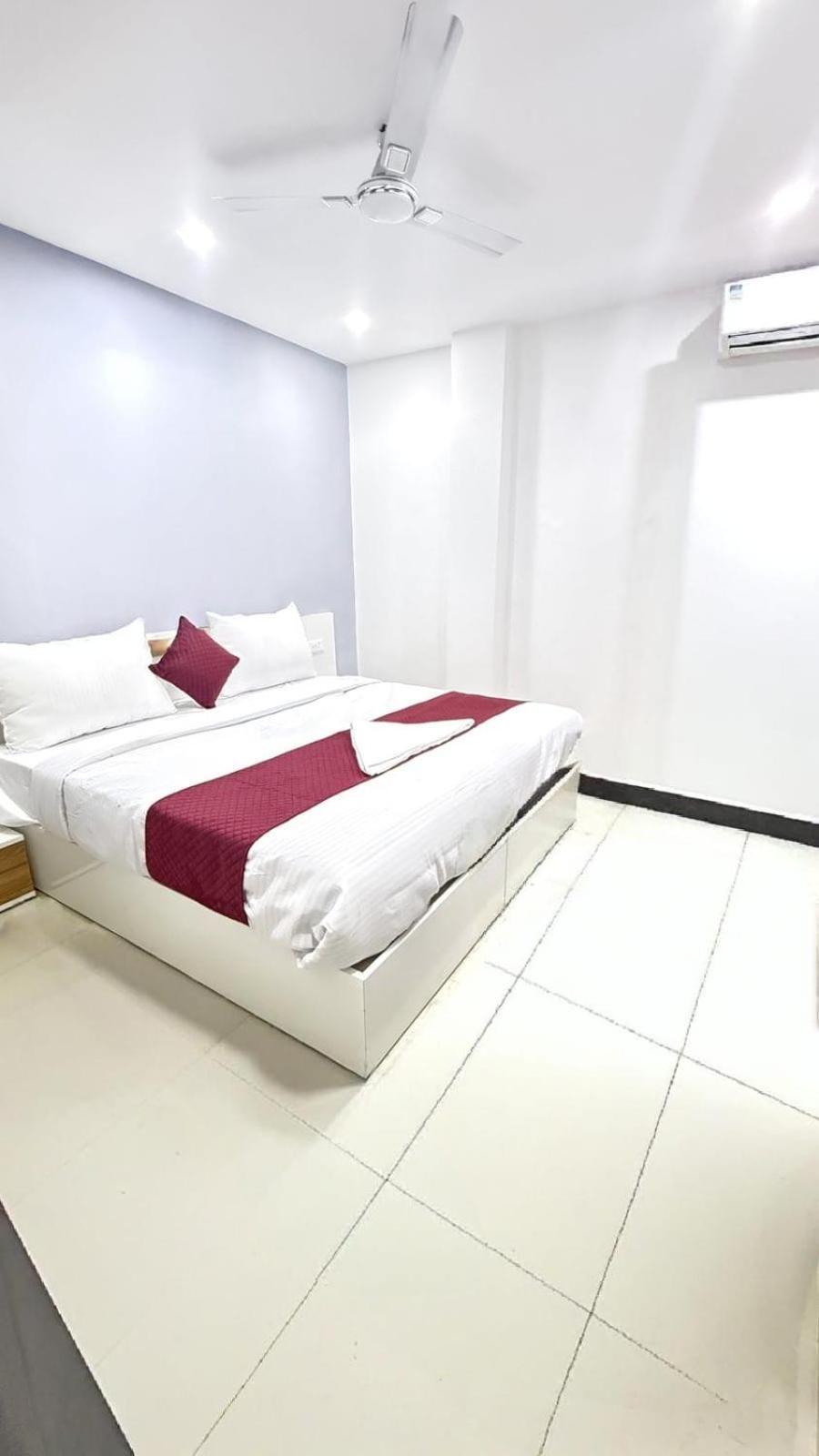 Modern Town Hotel Ню Делхи Екстериор снимка