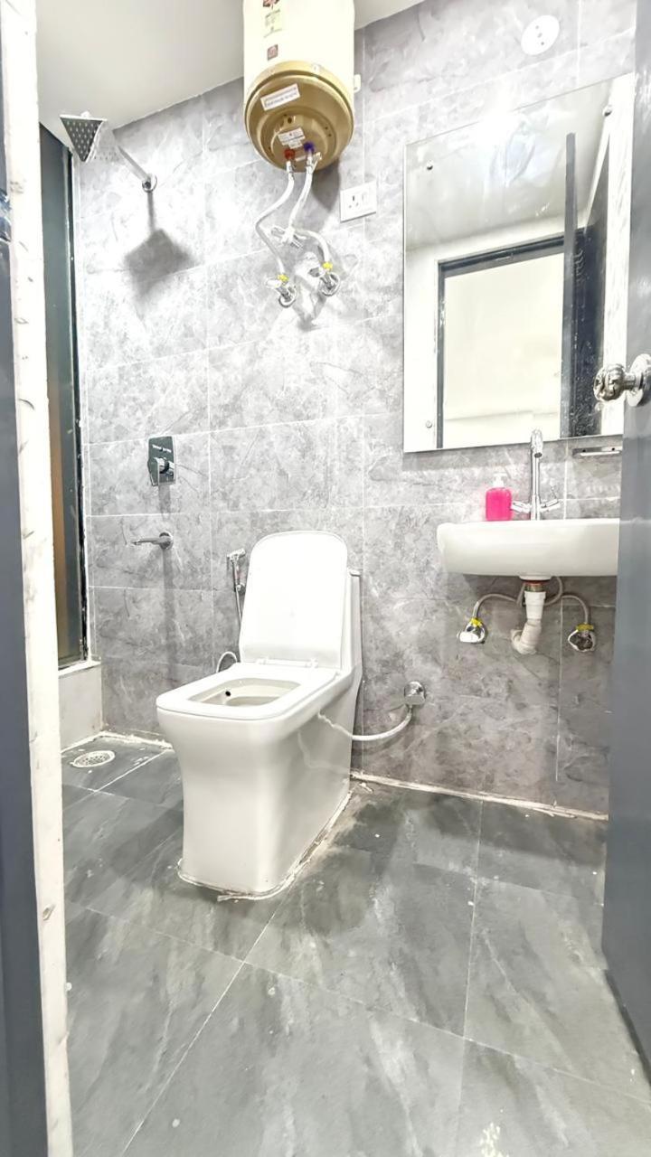 Modern Town Hotel Ню Делхи Екстериор снимка