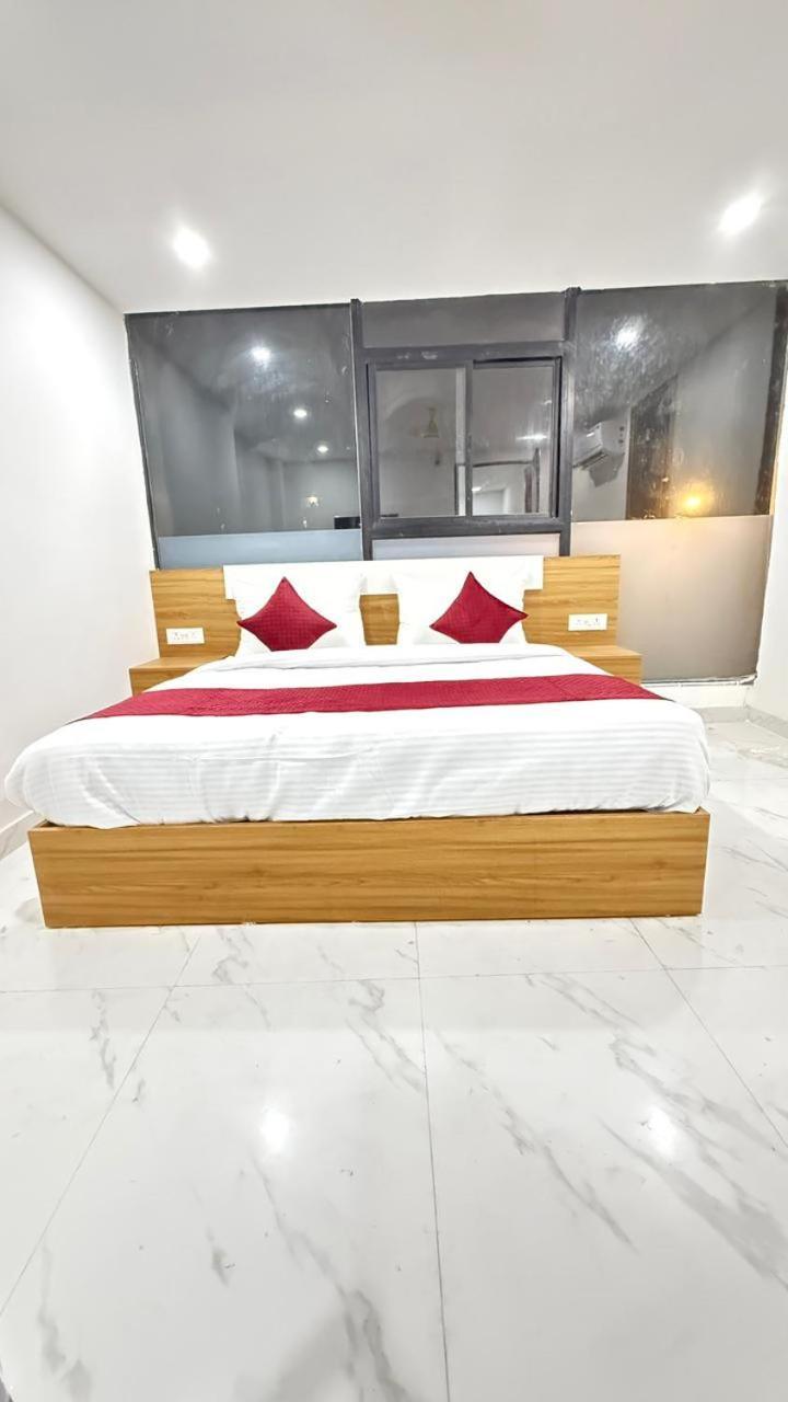 Modern Town Hotel Ню Делхи Екстериор снимка