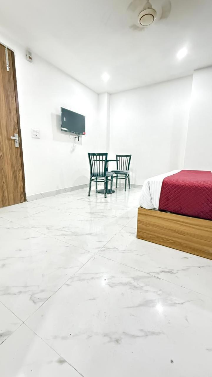 Modern Town Hotel Ню Делхи Екстериор снимка